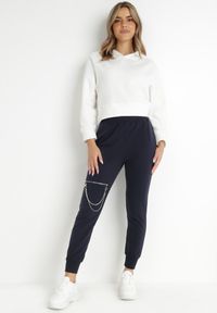 Born2be - Granatowe Spodnie Crowen. Okazja: na co dzień. Kolor: niebieski. Materiał: bawełna, materiał. Wzór: aplikacja. Styl: klasyczny, casual #3