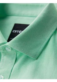 Ombre Clothing - Bawełniana pastelowa koszula męska typu oxford – miętowa V4 OM-SHOS-0183 - XXL. Kolor: miętowy. Materiał: bawełna. Wzór: ze splotem, aplikacja. Styl: klasyczny, elegancki #8