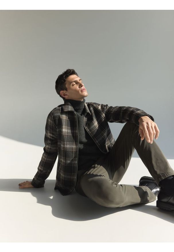 Reserved - Koszula comfort fit z dodatkiem wełny - brązowy. Kolor: brązowy. Materiał: wełna