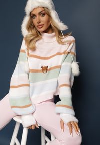 Renee - Różowy Golf Ozdobiony Paskami i Naszywką Misia Terilye. Okazja: na co dzień. Typ kołnierza: golf. Kolor: różowy. Materiał: jeans. Długość rękawa: długi rękaw. Długość: długie. Wzór: aplikacja. Styl: casual, elegancki