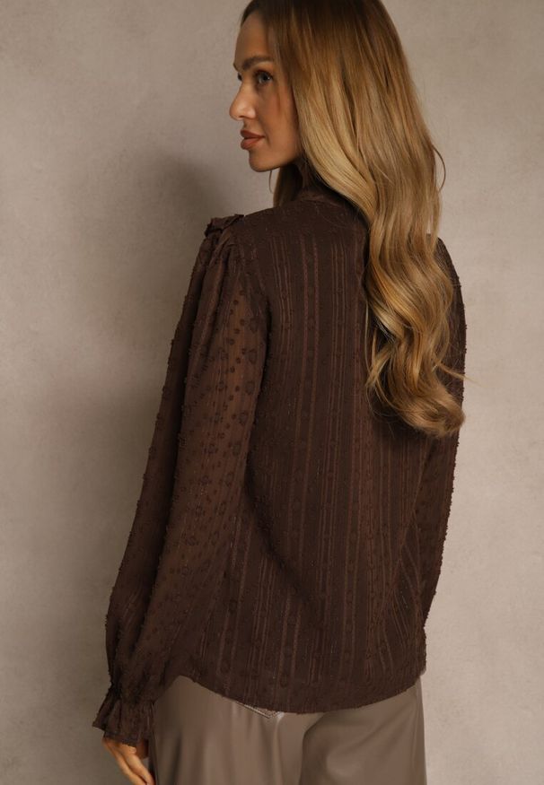 Renee - Brązowa Bluzka z Koronką i Falbankami Zdobiona Metalicznymi Przeszyciami Aliafera. Typ kołnierza: kołnierz z falbankami. Kolor: brązowy. Materiał: koronka. Wzór: aplikacja, koronka