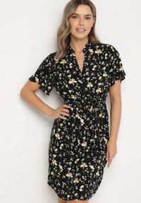 Born2be - Czarno-Beżowa Sukienka w Kwiaty z Paskiem Cleza. Kolor: czarny. Materiał: tkanina. Wzór: kwiaty. Sezon: lato. Styl: klasyczny