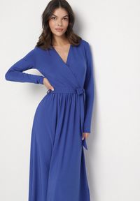 Born2be - Niebieska Sukienka Kopertowa z Wiskozą Wiązana w Talii Drestalia. Okazja: na co dzień. Typ kołnierza: dekolt w kształcie V. Kolor: niebieski. Materiał: wiskoza. Długość rękawa: długi rękaw. Typ sukienki: kopertowe. Styl: casual, klasyczny #4