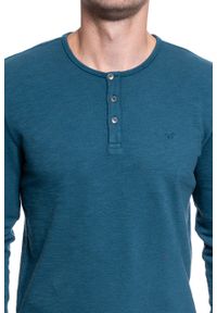 Mustang - MĘSKI LONGSLEEVE MUSTANG ANTON C HENLEY 1009959 5243. Typ kołnierza: typu henley. Kolor: niebieski. Długość rękawa: długi rękaw