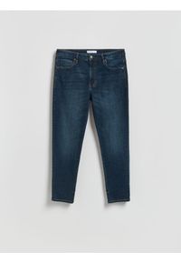Reserved - Jeansy carrot slim z efektem sprania - granatowy. Kolor: niebieski