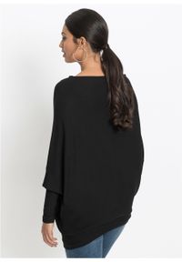 Sweter oversize z asymetrycznym dołem bonprix czarny. Kolor: czarny. Wzór: prążki #6