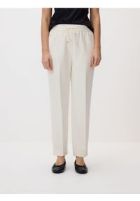 Reserved - Spodnie z kantem - biały. Kolor: biały. Materiał: tkanina, wiskoza