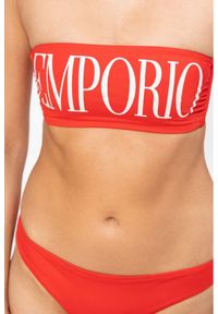 Emporio Armani - EMPORIO ARMANI Czerwone bikini z białym logo. Kolor: czerwony. Materiał: poliamid