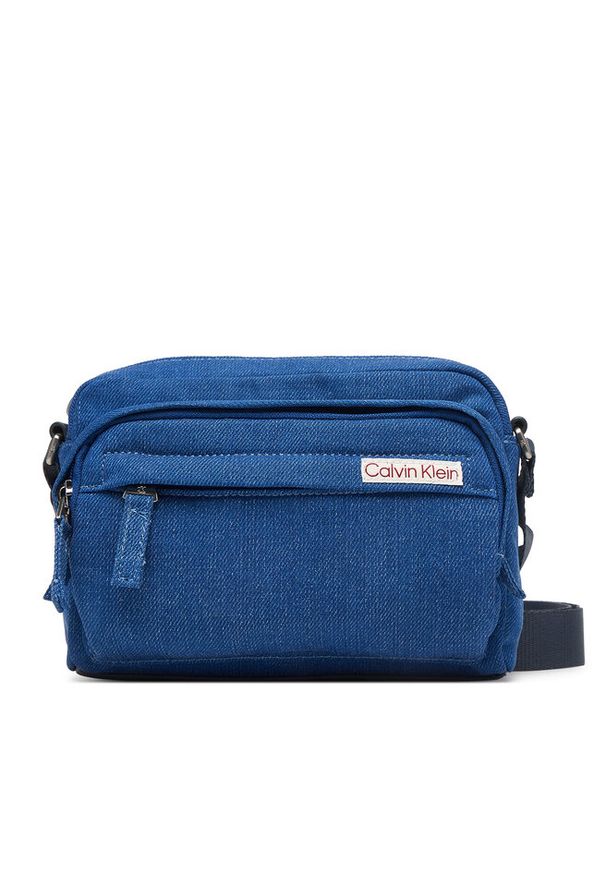 Saszetka Calvin Klein. Kolor: niebieski. Materiał: denim