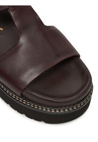 Clarks Sandały Orianna Sky 26181455 Bordowy. Kolor: czerwony. Materiał: skóra