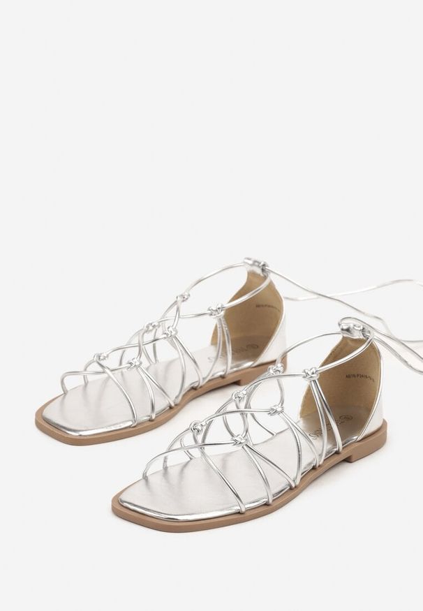 Born2be - Srebrne Sandały w Stylu Rzymianek z Ozdobnymi Supełkami Nilarissa. Okazja: na co dzień. Kolor: srebrny. Styl: elegancki, casual