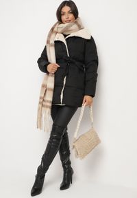 Born2be - Czarna Pikowana Kurtka z Futerkowym Kołnierzem i Wiązanym Paskiem Seratta. Okazja: na co dzień. Kolor: czarny. Materiał: jeans. Styl: casual, elegancki #5