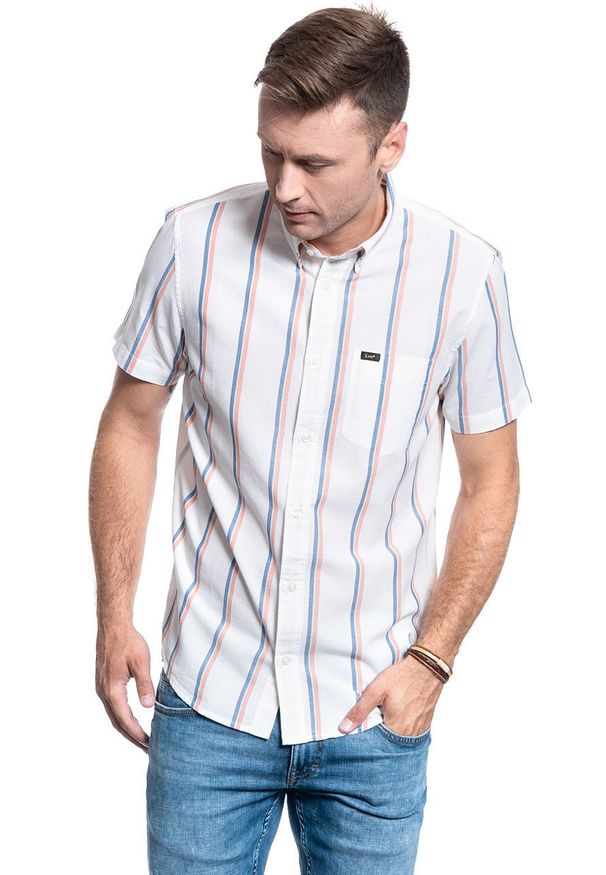 Lee - MĘSKA KOSZULA LEE BUTTON DOWN SS REGULAR FIT PAPRIKA L886DHNI 112123625. Typ kołnierza: button down