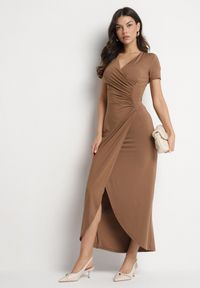 Born2be - Brązowa Dopasowana Sukienka z Wiskozą o Kopertowym Kroju z Marszczeniem Talisia. Okazja: na co dzień. Typ kołnierza: dekolt w kształcie V. Kolor: brązowy. Materiał: wiskoza. Długość rękawa: krótki rękaw. Typ sukienki: kopertowe. Styl: elegancki, casual #6