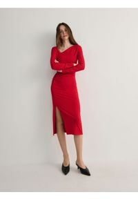 Reserved - Sukienka z asymetrycznym dekoltem - czerwony. Kolor: czerwony. Materiał: dzianina, wiskoza. Wzór: gładki. Typ sukienki: asymetryczne #1