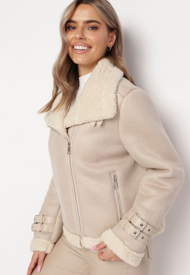 Born2be - Beżowa Kurtka Biker Ozdobiona Wstawkami z Futerka i Paskami Nonnie. Okazja: na co dzień. Kolor: beżowy. Materiał: futro. Długość rękawa: długi rękaw. Długość: długie. Wzór: aplikacja. Styl: casual, elegancki, klasyczny