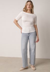 Born2be - Biała Bluzka z Cyrkoniami i Dekoltem w Łódkę Saloriel. Okazja: na co dzień. Kolor: biały. Materiał: poliester, skóra, jeans. Wzór: aplikacja. Styl: casual, wizytowy #7