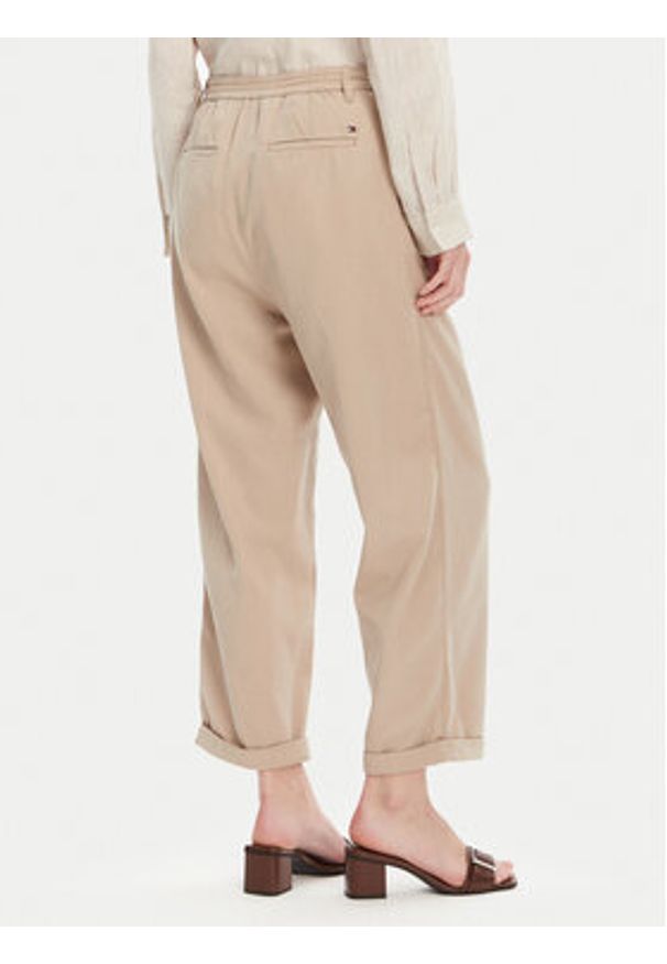 TOMMY HILFIGER - Tommy Hilfiger Spodnie materiałowe WW0WW45589 Beżowy Relaxed Fit. Kolor: beżowy. Materiał: bawełna