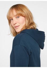 bonprix - Sukienka dresowa z bawełny organicznej. Typ kołnierza: kaptur. Kolor: niebieski. Materiał: bawełna, dresówka #2