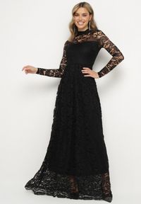 Born2be - Czarna Rozkloszowana Sukienka z Koronki ze Stójką i Gumką w Talii Delaviae. Okazja: na imprezę. Typ kołnierza: kołnierzyk stójkowy. Kolor: czarny. Materiał: koronka. Wzór: koronka. Styl: elegancki #1
