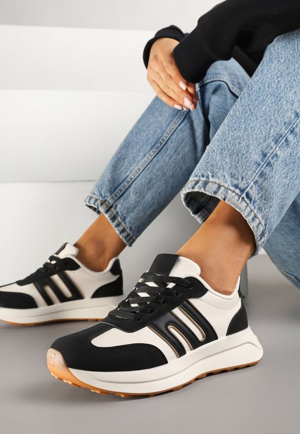 Born2be - Czarne Sneakersy z Geometrycznym Zdobieniem Avislia. Okazja: na co dzień. Kolor: czarny. Materiał: jeans. Wzór: aplikacja, geometria
