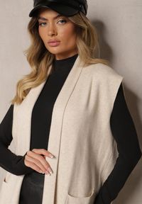 Renee - Jasnobeżowa Kamizelka Narzutka z Wiskozowej Dzianiny z Frędzlami i Kieszeniami Naralina. Kolor: beżowy. Materiał: wiskoza, dzianina. Sezon: zima
