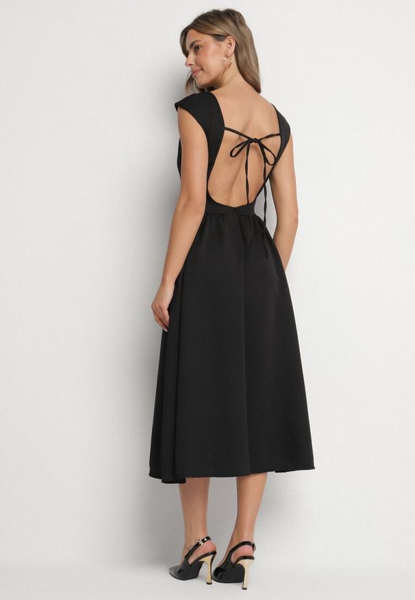 Born2be - Czarna Sukienka o Rozkloszowanym Kroju z Wiązaniem i Dekoltem w Łódkę Aladriela. Okazja: na co dzień. Typ kołnierza: dekolt w łódkę. Kolor: czarny. Długość rękawa: krótki rękaw. Sezon: wiosna, lato. Styl: casual, klasyczny