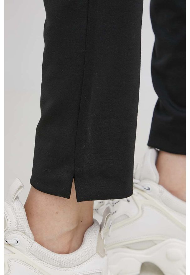 Vero Moda spodnie damskie kolor czarny dopasowane medium waist. Kolor: czarny. Materiał: dzianina