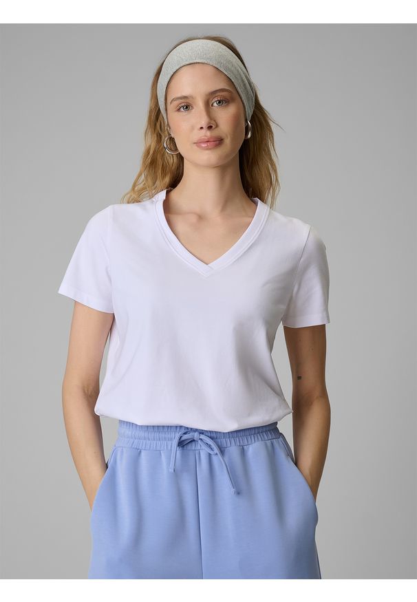 4f - 4F T-shirt regular gładki damski - biały L. Okazja: na spacer, na co dzień. Typ kołnierza: dekolt w serek. Kolor: biały. Materiał: materiał. Wzór: gładki. Styl: casual, klasyczny, sportowy