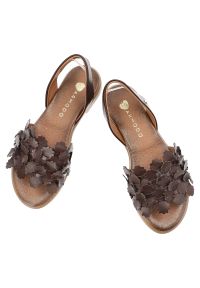 Sandały damskie Armodo, cholewka ze skóry naturalnej wsuwane na płaskiej podeszwie, brązowe, 40468. Okazja: na co dzień. Zapięcie: bez zapięcia. Kolor: brązowy. Materiał: skóra. Wzór: kwiaty, aplikacja. Sezon: lato. Obcas: na płaskiej podeszwie. Styl: casual, elegancki #6