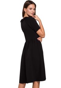 Sukienki.shop - Elegancka rozkloszowana sukienka z wywiniętą stójką czarna. Okazja: do pracy. Typ kołnierza: kołnierzyk stójkowy. Kolor: czarny. Styl: elegancki #5