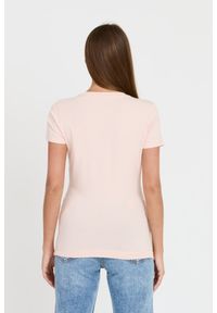 Guess - GUESS Różowy t-shirt Satin Triangle Tee. Kolor: różowy