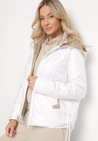 Born2be - Biała Kurtka Pikowana z Odpinanym Kapturem i Ściągaczami po Bokach Nusarianis. Okazja: na co dzień, na spacer. Kolor: biały. Materiał: jeans. Długość rękawa: długi rękaw. Długość: długie. Styl: casual, elegancki #1