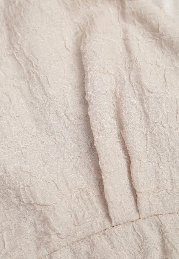 Born2be - Beżowa Taliowana Sukienka Mini z Ozdobną Koronką Veronisa. Okazja: na co dzień, na spacer. Kolor: beżowy. Materiał: koronka. Wzór: koronka. Styl: wakacyjny, casual. Długość: mini