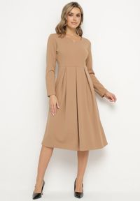 Born2be - Beżowa Rozkloszowana Sukienka Wieczorowa ze Szpiczastym Dekoltem Temithiel. Okazja: na co dzień. Kolor: beżowy. Materiał: jeans. Wzór: aplikacja. Typ sukienki: proste. Styl: wizytowy #1