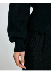 Big-Star - Sweter damski z wiskozy taliowany czarny Goldi 906. Okazja: do pracy, na spotkanie biznesowe, na co dzień, na randkę. Kolor: czarny. Materiał: wiskoza. Długość: krótkie. Styl: casual, klasyczny, biznesowy #4