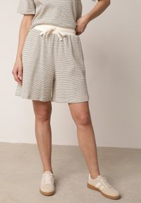 Born2be - Kremowo-Czarne Bawełniane Szorty Dresowe w Drobne Paseczki Wiązane na Sznurki Loregune. Okazja: do domu, na co dzień. Kolor: czarny. Materiał: bawełna, dresówka. Długość: krótkie. Wzór: gładki. Styl: elegancki, klasyczny, casual #6