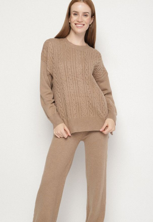 Born2be - Ciemnobeżowy Komplet Dzianinowy z Bawełną i Wełną Spodnie i Warkoczowy Sweter Errela. Kolor: beżowy. Materiał: dzianina, wełna, bawełna