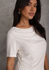 Renee - Biała Asymetryczna Bluzka z Wiskozy z Krótkim Rękawem Zdobiona Marszczeniem Undishi. Okazja: na co dzień. Typ kołnierza: dekolt w łódkę. Kolor: biały. Długość: krótkie. Wzór: aplikacja. Materiał: wiskoza. Długość rękawa: krótki rękaw. Sezon: lato. Styl: casual, klasyczny #2
