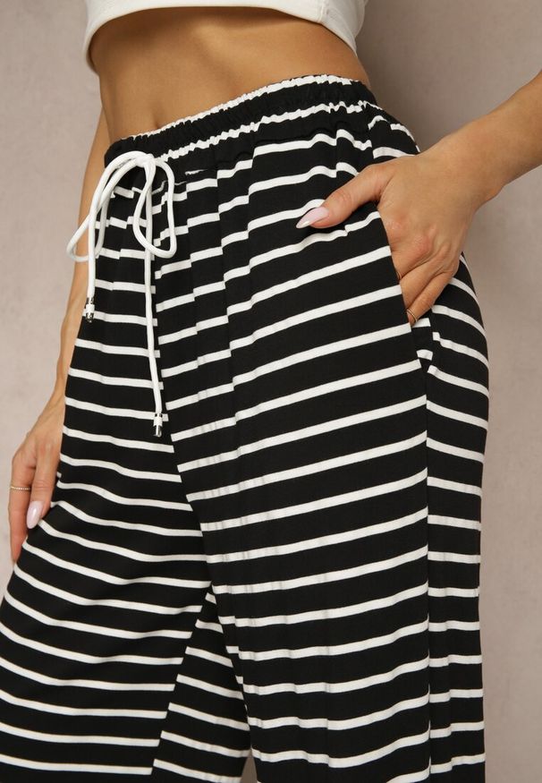 Renee - Czarne Spodnie z Wiskozą o Szerokim Kroju High Waist w Paski Bormio. Okazja: na co dzień. Stan: podwyższony. Kolor: czarny. Materiał: wiskoza. Wzór: paski. Styl: casual