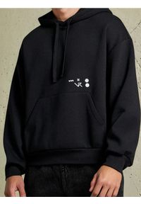 Sinsay - Bluza z nadrukiem na plecach - czarny. Kolor: czarny. Wzór: nadruk