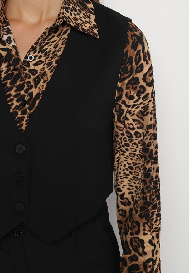 Born2be - Brązowa Koszula w Panterkę z Kamizelką na Guziki Arelonia. Okazja: na co dzień. Kolor: brązowy. Materiał: jeans. Wzór: motyw zwierzęcy. Styl: elegancki, casual