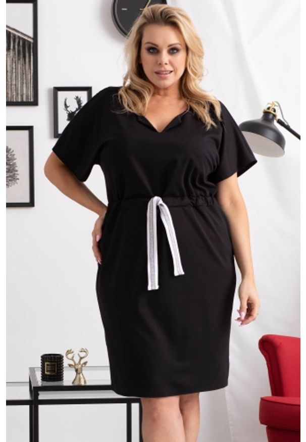 KARKO - Sukienka mała czarna Plus Size wiązana w pasie RENIA. Okazja: do pracy, na spacer, na co dzień. Typ kołnierza: dekolt w serek, kaptur. Kolekcja: plus size. Kolor: czarny. Materiał: tkanina, poliester, elastan, wiskoza. Sezon: lato. Typ sukienki: dla puszystych. Styl: sportowy, casual, elegancki, klasyczny, wakacyjny. Długość: midi