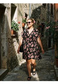 Sinsay - Wiskozowa sukienka mini z paskiem, w kwiaty - różowy. Kolor: różowy. Materiał: wiskoza. Wzór: kwiaty. Długość: mini #1