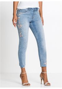 bonprix - Dżinsy z haftem. Kolor: niebieski. Wzór: haft #1