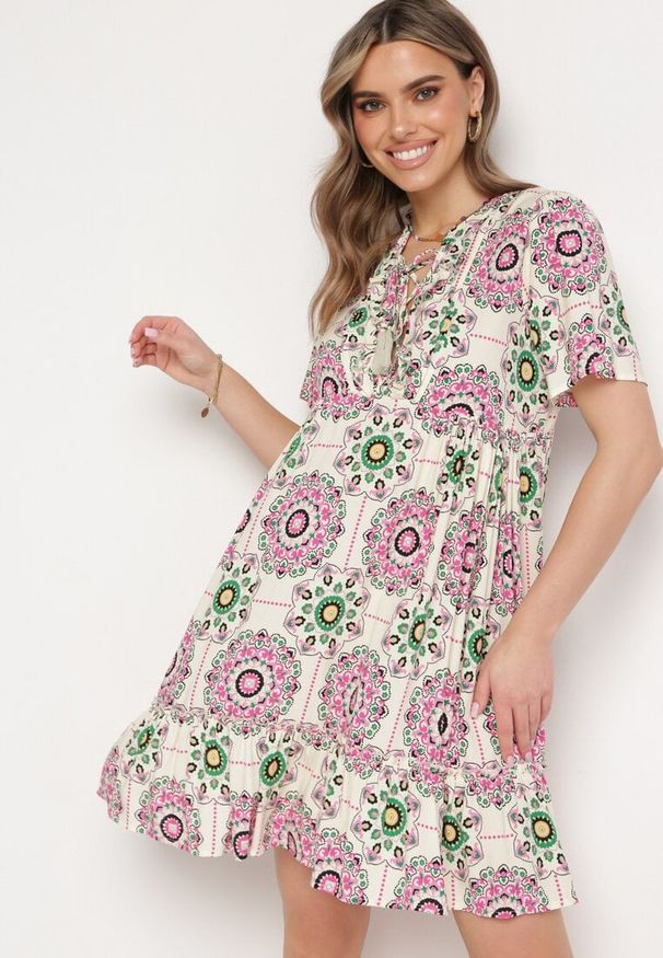 Born2be - Różowa Sukienka Boho z Wiskozy o Rozkloszowanym Fasonie Wiadena. Okazja: na spacer, na co dzień. Kolor: różowy. Materiał: wiskoza. Długość rękawa: krótki rękaw. Wzór: aplikacja. Sezon: lato. Styl: boho