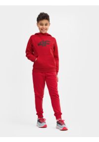 4F JUNIOR - Spodnie dresowe joggery chłopięce. Kolor: czerwony. Materiał: dresówka. Sezon: wiosna
