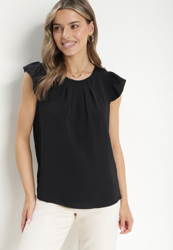Born2be - Czarna Bluzka Zapinana z Tyłu na Guzik z Falbankami Janacekia. Okazja: na co dzień. Typ kołnierza: kołnierz z falbankami. Kolor: czarny. Materiał: jeans. Styl: elegancki, casual