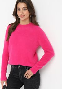 Born2be - Fuksjowy Puchaty Sweter Wełniany Helmintts. Kolor: różowy. Materiał: wełna. Długość rękawa: długi rękaw. Długość: długie #1