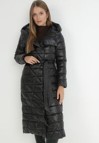 Born2be - Czarna Kurtka za Kolano z Wiązanym Paskiem i Kapturem Chlyrie. Kolor: czarny. Materiał: materiał. Długość: długie. Sezon: zima, jesień #1